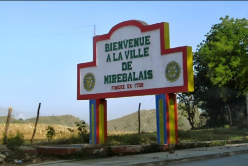 Mirebalais : le « Back Up Feray » remet ses armes aux autorités locales, un pas vers le retour des déplacés
