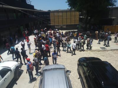 Haiti/Protestation: Un groupe d'etudiants envahissent le siège de la Faculté des Sciences en pleine séance d'inauguration
