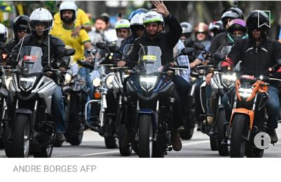 Le président brésilien Bolsonaro à la tête d'une manifestation à moto, en pleine pandémie