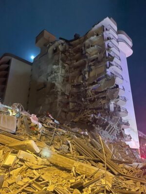 International/ Floride : L'éffondrement d'un immeuble de 12 étages fait au moins un mort