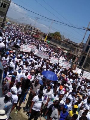 Port-de-Paix: Des milliers de citoyens dans la rue pour exprimer leur indignation à la suite de l'assassinat de Jovenel Moïse