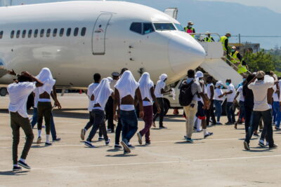États-Unis: 70 vols affrétés pour expulser 7 500 migrants haïtiens en moins de trois semaines, selon l'OIM