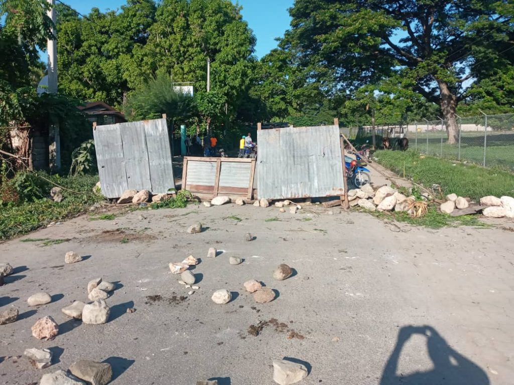 Jacmel/tension: des barricades de pneus enflammés érigés pour protester contre la rareté de carburant 2 Jacmel/tension: des barricades de pneus enflammés érigés pour protester contre la rareté de carburant