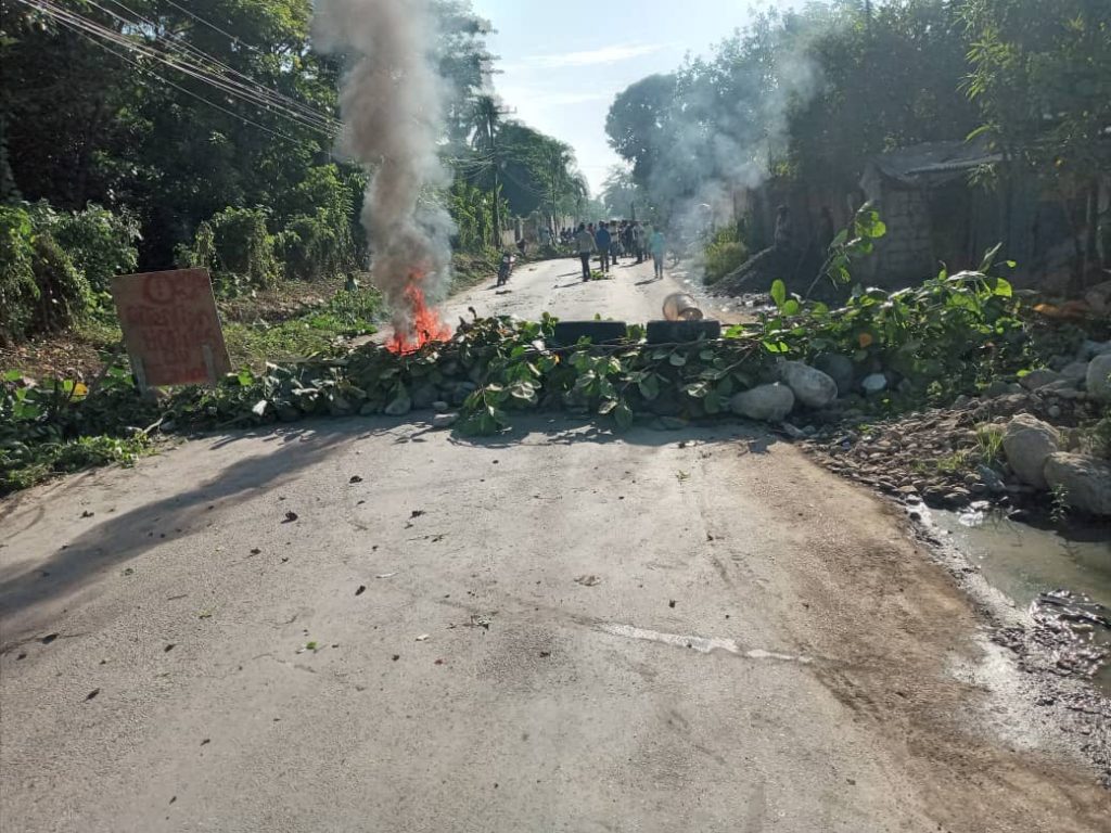 Jacmel/tension: des barricades de pneus enflammés érigés pour protester contre la rareté de carburant 3 Jacmel/tension: des barricades de pneus enflammés érigés pour protester contre la rareté de carburant