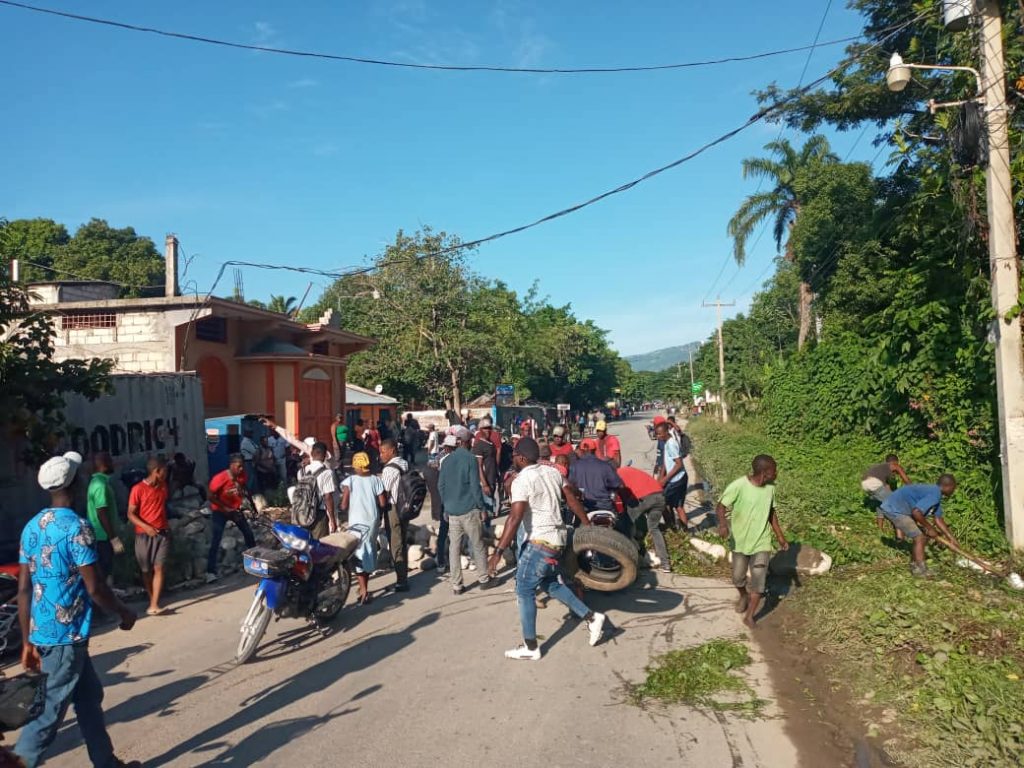 Jacmel/tension: des barricades de pneus enflammés érigés pour protester contre la rareté de carburant 4 Jacmel/tension: des barricades de pneus enflammés érigés pour protester contre la rareté de carburant