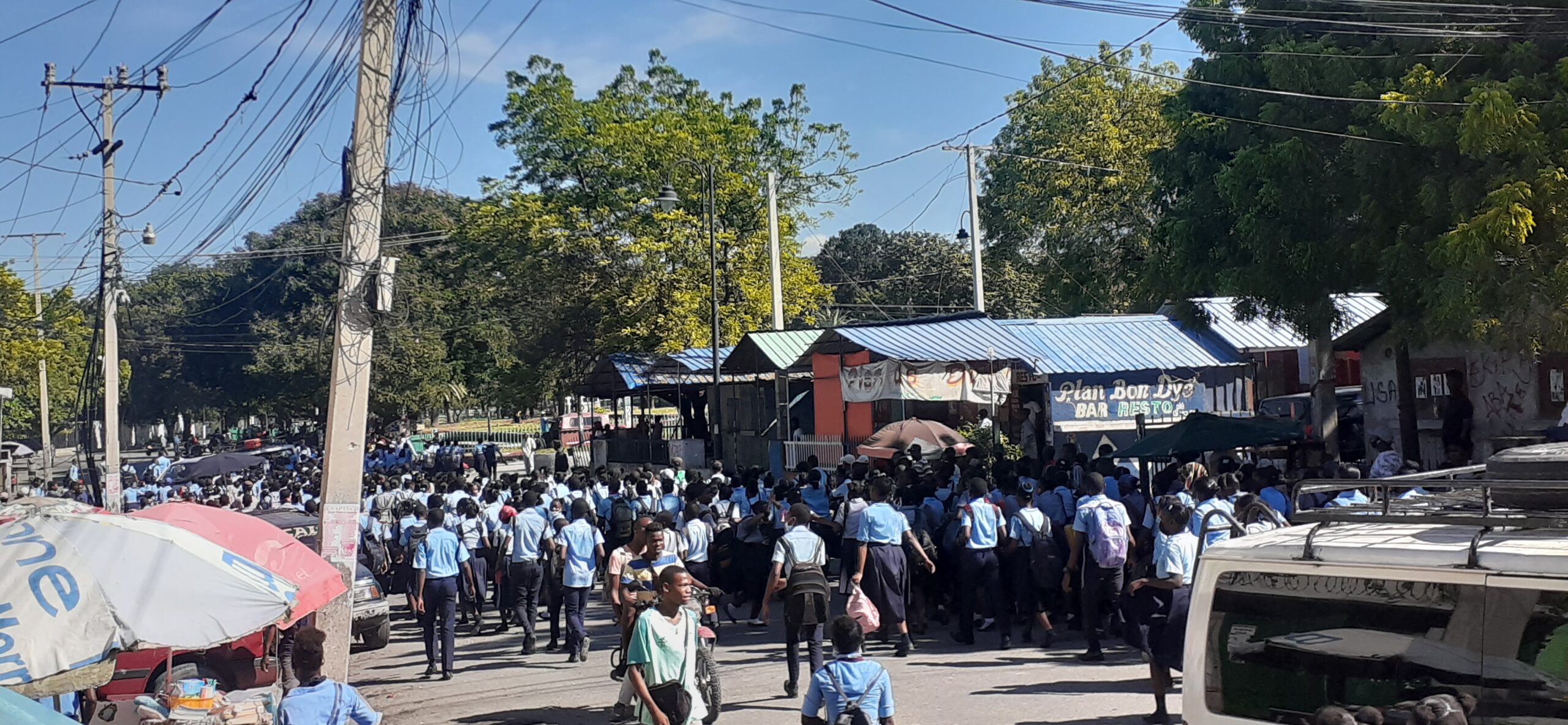 Port-au-Prince/Éducation : absence de professeurs dans les écoles publiques occasionne une manifestation improvisée des écoliers 1 Port-au-Prince/Éducation : absence de professeurs dans les écoles publiques occasionne une manifestation improvisée des écoliers