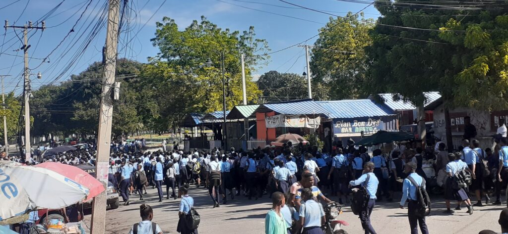 Port-au-Prince/Éducation : absence de professeurs dans les écoles publiques occasionne une manifestation improvisée des écoliers 2 Port-au-Prince/Éducation : absence de professeurs dans les écoles publiques occasionne une manifestation improvisée des écoliers