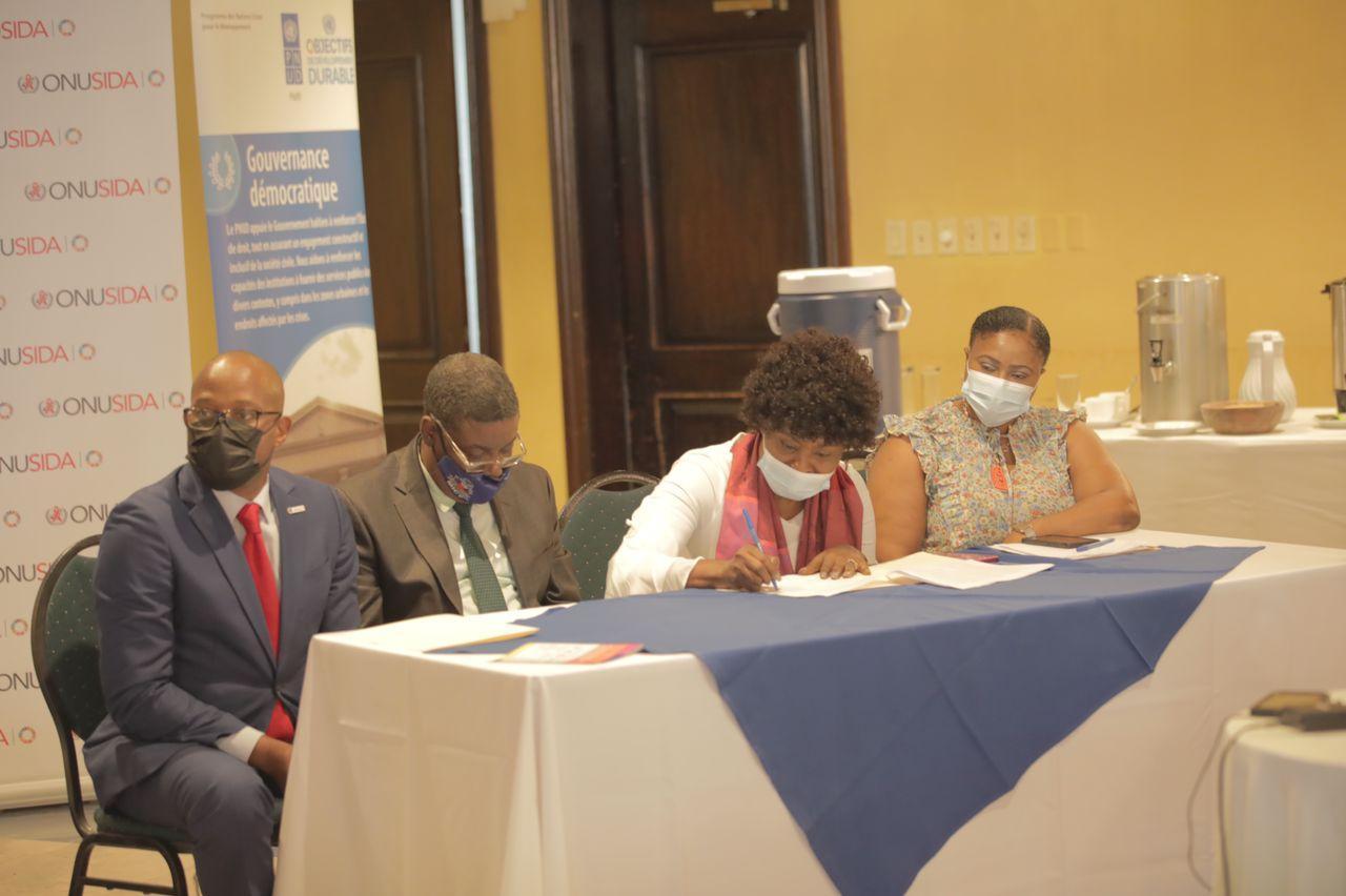 La FENAFEMH et l'ONUsida signent un protocole d'accord pour lutter contre le VIH sida en Haïti 1 La FENAFEMH et l'ONUsida signent un protocole d'accord pour lutter contre le VIH sida en Haïti