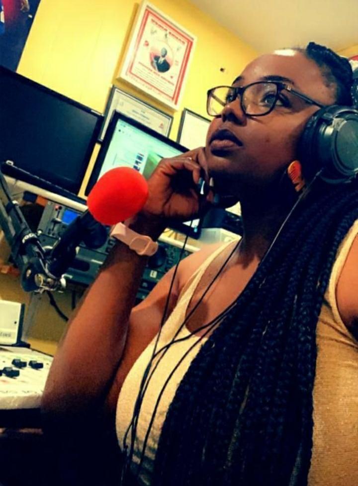 Bibliothèque Georges CASTERA: Daphney TOUSSAINT Remporte le prix Jacques Roche du Journalisme Culturel 2021