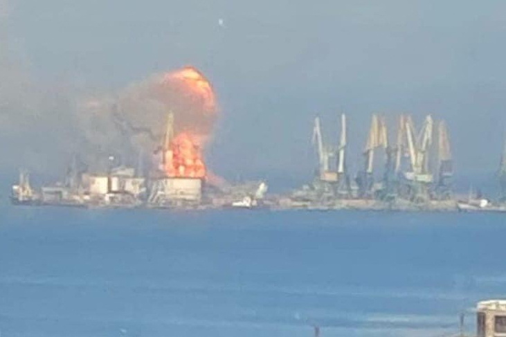 Un navire russe de transport de troupes détruit en mer d'Azov