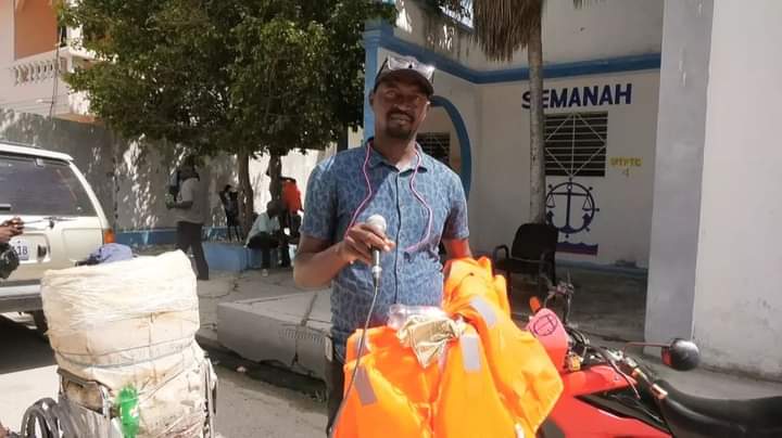 Sud: Le SEMANAH distribue des gilets de sauvetage à des capitaines de bateaux