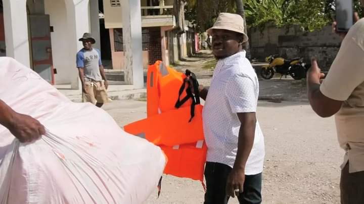 Sud: Le SEMANAH distribue des gilets de sauvetage à des capitaines de bateaux