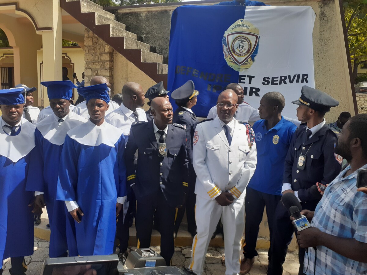 Haïti: 4ème cohorte IPCHR, 54 Policiers Chapelain gradués