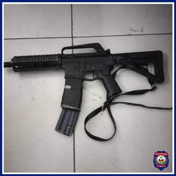 Croix-des-Bouquets: un fusil d’assaut de marque M4 confisqué par la PNH et un évadé de prison blessé par balles