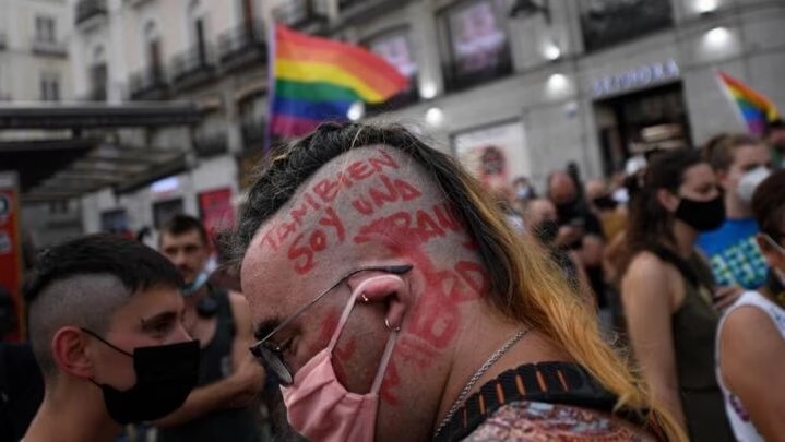 Une loi pour changer de sexe sans justificatif dès 16 ans divise l'Espagne