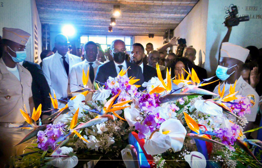 Haïti/commémoration du 216e anniversaire de l'assassinat de Dessalines: offrande florale et recueillement par Ariel Henry au MUPANAH