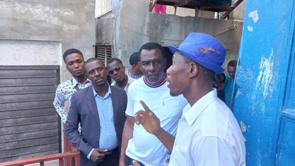 La Fondation LAKOUNSA rend visite aux déplacés de de Savane Pistache, logés au lycée de Carrefour-Feuilles