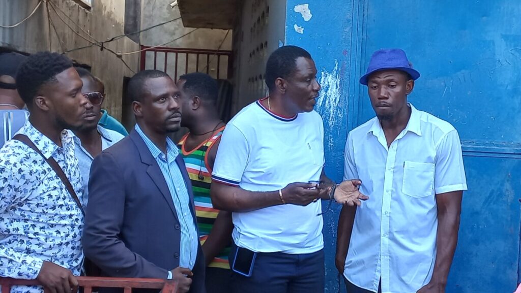 La Fondation LAKOUNSA rend visite aux déplacés de de Savane Pistache, logés au lycée de Carrefour-Feuilles