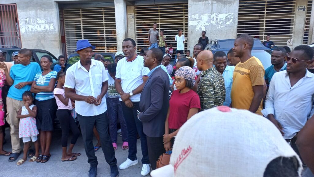 La Fondation LAKOUNSA rend visite aux déplacés de de Savane Pistache, logés au lycée de Carrefour-Feuilles