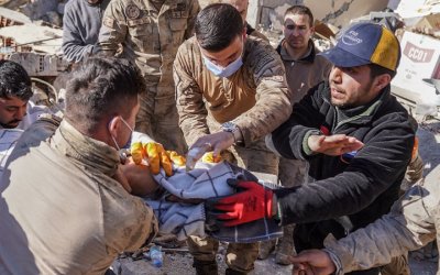 Syrie/séisme : une petite fille née sous les décombres est la seule survivante de sa famille 4 Syrie/séisme : une petite fille née sous les décombres est la seule survivante de sa famille