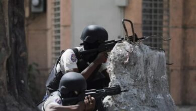 La population et la police sur pied de guerre à Carrefour-Feuilles