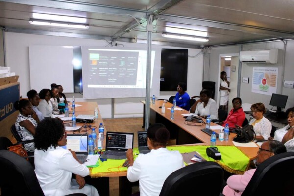 Deux Infirmières gardiennes de la profession Infirmière en Haïti honorées par Mme Djina Guillet Delatour