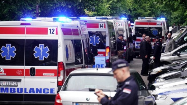Serbie: Un adolescent de 13 ans fait feu dans une école, tuant huit élèves et un gardien