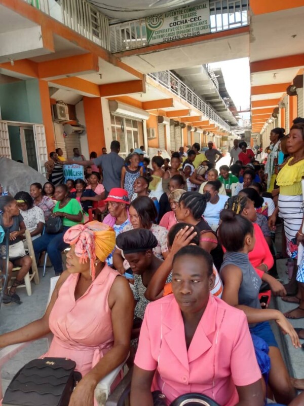Fête des mères en Haïti, plus de 300 mères ont reçu des kits de commerce de la CCHPIC et de la FAPHME