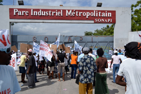 Fête du travail : des ouvriers de la sous-traitance gagnent les rues pour exiger un salaire minimum de 2 500 gourdes