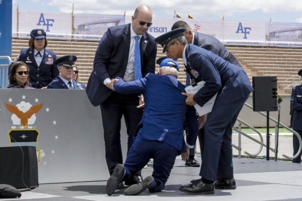 USA/ Tombé sur scène lors d'une cérémonie militaire, Joe Biden va bien, selon la maison Blanche