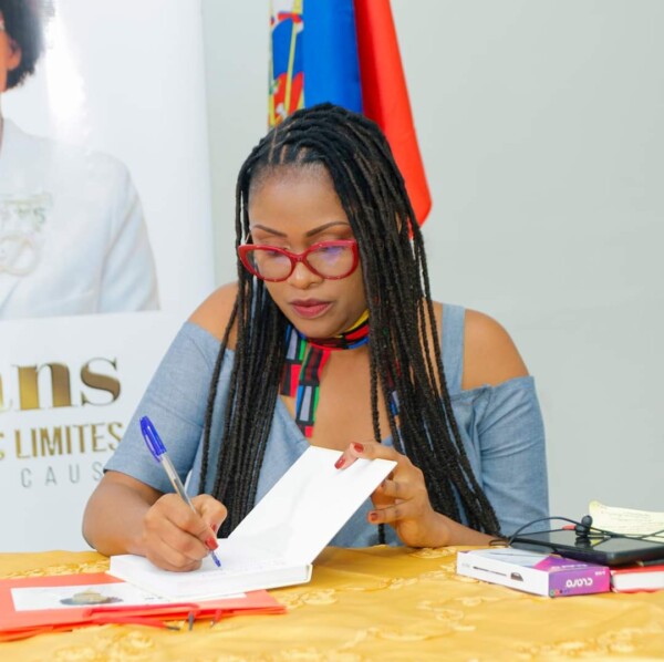 Culture: Mme Djina Guillet Delatour présente officiellement son ouvrage titré : « 40 ans au-delà des limites pour une cause »
