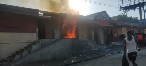 Urgent: le marché 2000 à Delmas 29 en feu