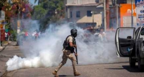 Usage de gaz lacrymogène contre des manifestants qui réclament la sécurité à Carrefour-feuilles