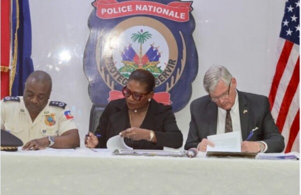 Remise des clés d'une nouvelle prison et d'un lot de véhicules à la PNH