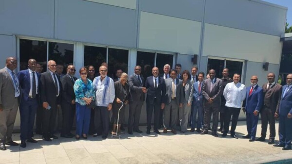 La délégation d'évaluation du Kenya rencontre le haut commandement de la PNH
