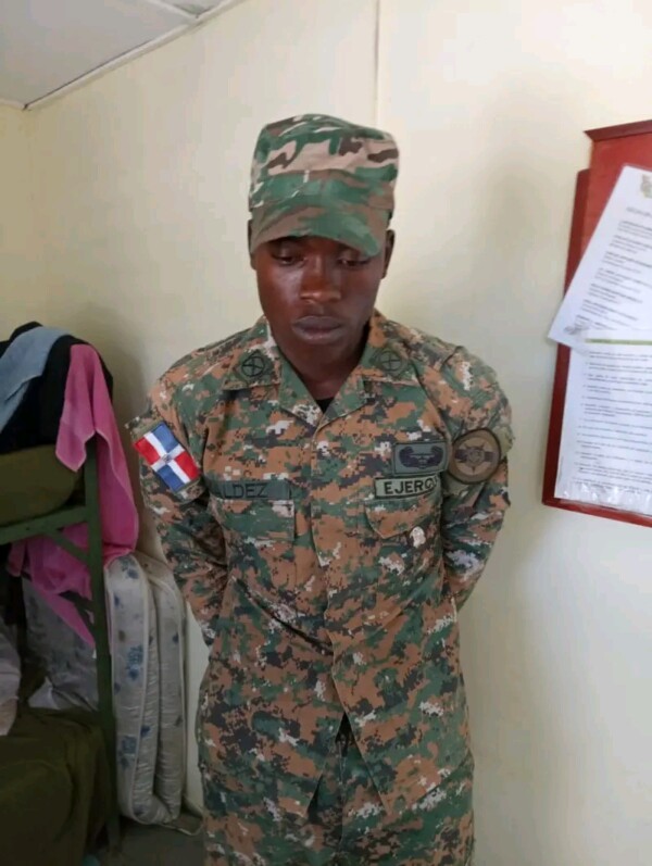 Arrestation d'un haïtien vêtu en uniforme de l'armée Dominicaine