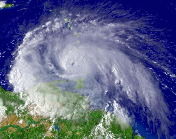 Formation d'un nouvel ouragan dans l'océan Atlantique
