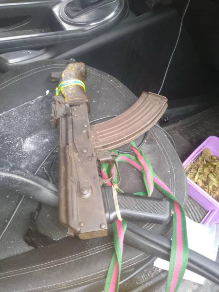 Un véhicule et un fusil de guerre récupérés par la police à Port-au-Prince
