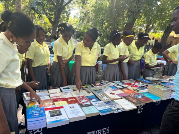 Le Centre Alcibiade Pommeyrac de Jacmel a reçu livres en liberté en grande pompe
