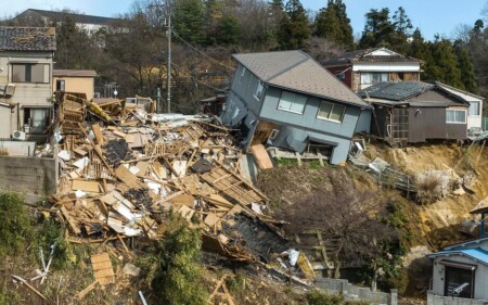 Serie de puissants séismes de magnitude supérieure à 7 au Japon: le bilan s'alourdit