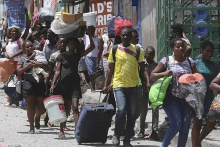 Afflux massif de réfugiés à Port-au-Prince : des centaines de personnes trouvent sans refuge, suscitant des inquiétudes