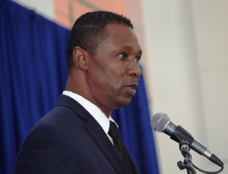 Clarens Renois, leader du Parti UNIR, dénonce tous ceux qui enfoncent le couteau dans les blessures de la nation haïtienne