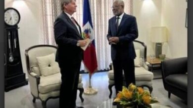 Le nouvel ambassadeur américain auprès de la République d'Haïti, Dennis B. Hankins, remet sa lettre de CABINET au Ministre des affaires étrangères, Jean Victor Généus