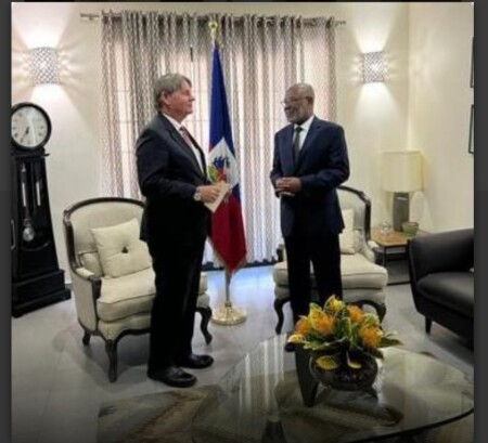 Le nouvel ambassadeur américain auprès de la République d'Haïti, Dennis B. Hankins, remet sa lettre de CABINET au Ministre des affaires étrangères, Jean Victor Généus 1 Le nouvel ambassadeur américain auprès de la République d'Haïti, Dennis B. Hankins, remet sa lettre de CABINET au Ministre des affaires étrangères, Jean Victor Généus