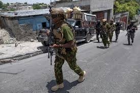 Première sortie des officiers kényans dans les rues de Port-au-Prince