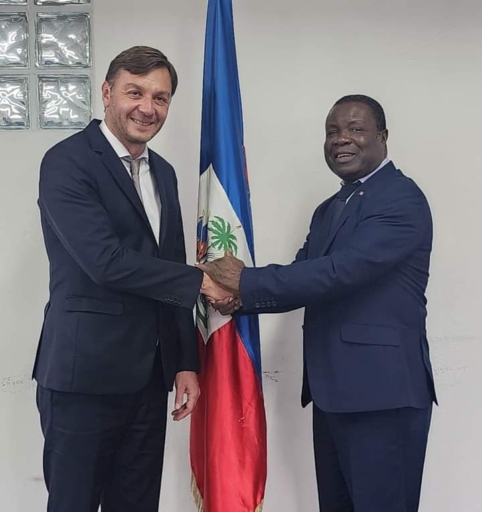 Éducation/Coopération : le ministre de l'education nationale discute avec l'ambassadeur de France en Haïti