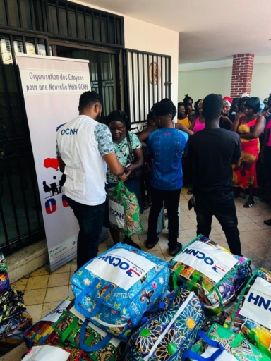 L’OCNH distribue 200 kits de dignité à des femmes et filles déplacées à Delmas