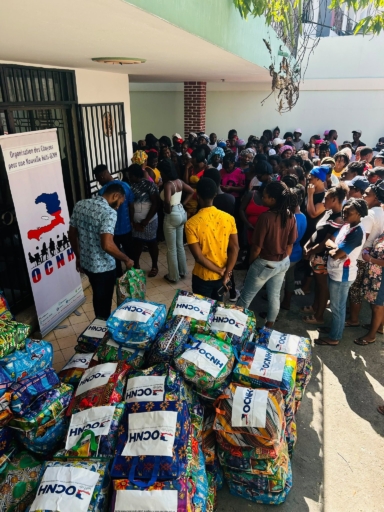 L’OCNH distribue 200 kits de dignité à des femmes et filles déplacées à Delmas