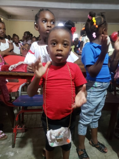 Fin d'année 2024: la Haitian Health Foundation donne la joie à des familles dans la Grand-Anse