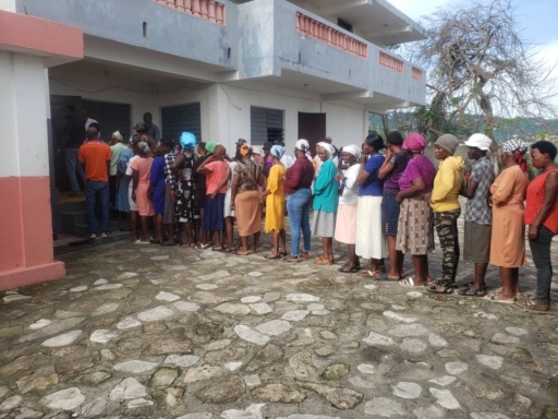 Fin d'année 2024: la Haitian Health Foundation donne la joie à des familles dans la Grand-Anse